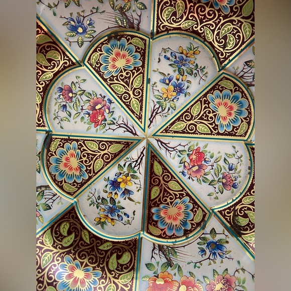 DAHER Decorated Ware Tin Shallow Bowl Intricate Detail Colorful England 1971 - Picture 2 of 8